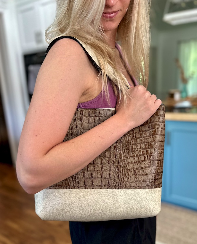 Medium leather shoulder bag
